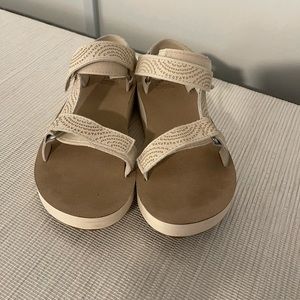 Women’s teva - size 8